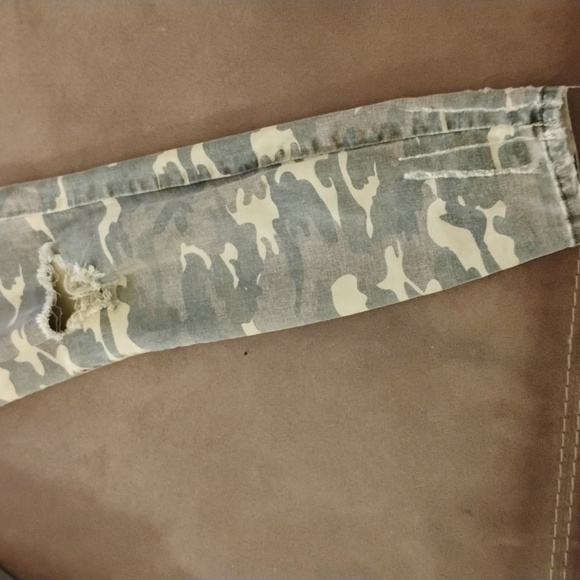 Kut From The Kloth Distressed Camouflage Jeans - Picture 2 of 12